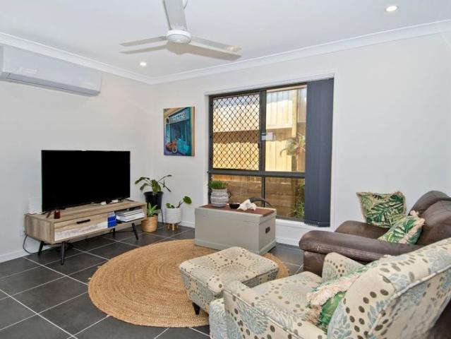 MODERN 3 BEROOM HOME WITH STUDY !