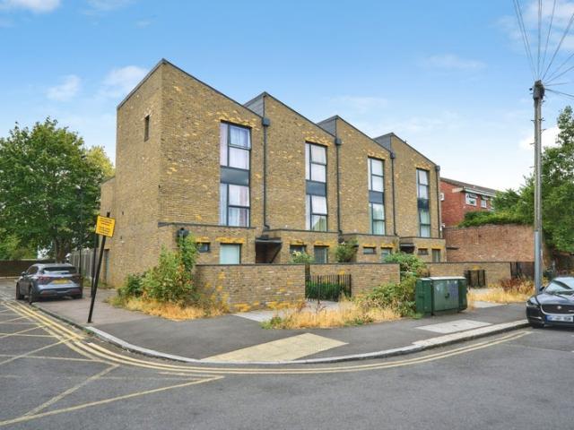 Modern 3 Double bed 2 bath townhouse+roof terrace