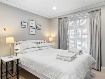 Modern 3 floor open plan townhouse with patio