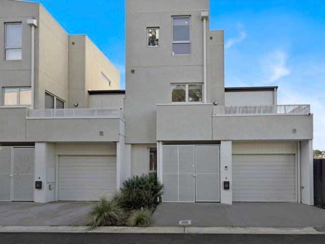 Modern 3 Level Townhouse in Prime South Morang Location