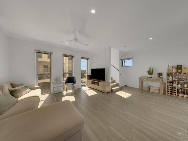 Modern 3 level townhouse minutes to CBD and Harbour