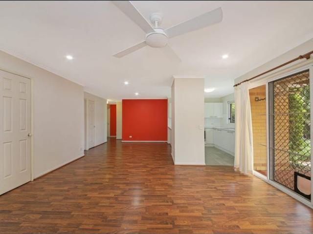 Modern 3bedroom Townhome in Sought After Carindale
