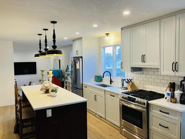 Modern 3BR Mainfloor House for Rent w/ Double Garage