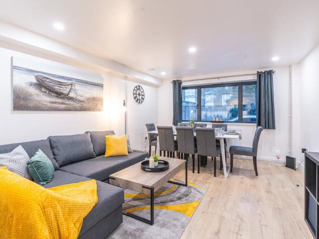 Modern | 3BR HSE | 5 Beds | 2.5 Baths | Sleeps 8