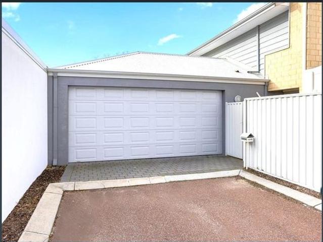 Modern 3X2 Townhouse in Aubin Grove, Available End August