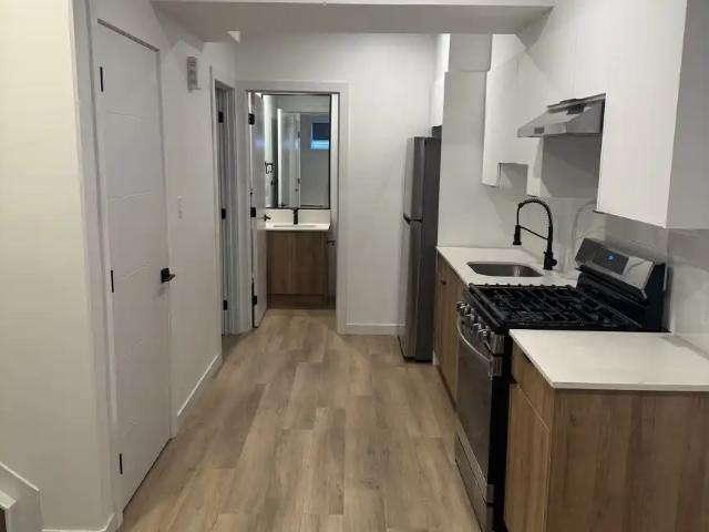 Modern 1 Bed, 1 Bath Legal Basement Suite – Bright, 700 Sq Ft + In Suite Laundry