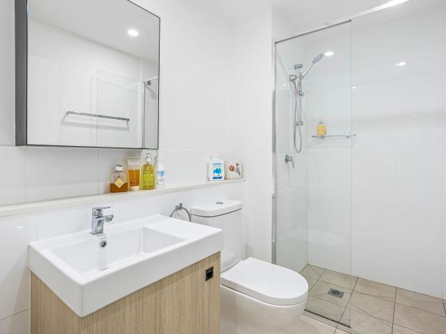 Modern 1 bed and study