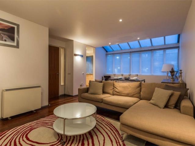 Modern 1 Bed Apartment with Gym in Old Street!