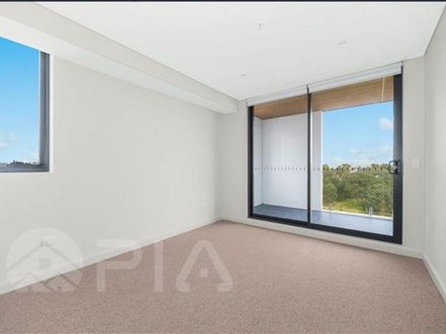 Modern 1 Bed Apartment With Separate Study & Secure Parking on a High Floor