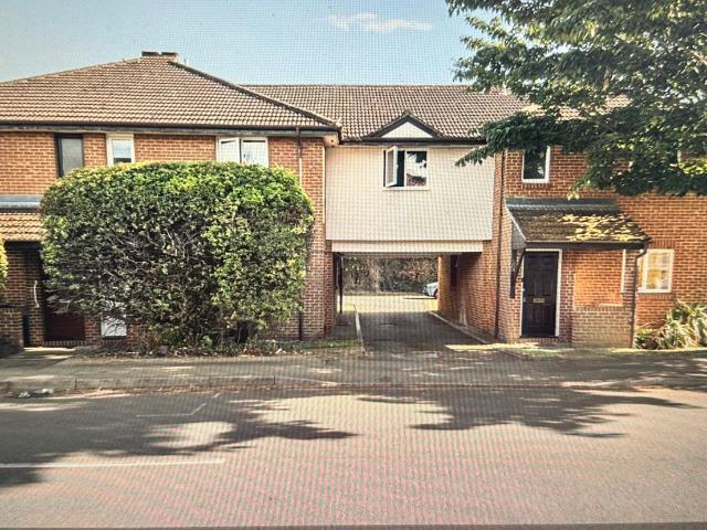 Modern 1 Bed Flat with allocated Parking | 7 Min Walk to West Drayton Station Elizabeth Line