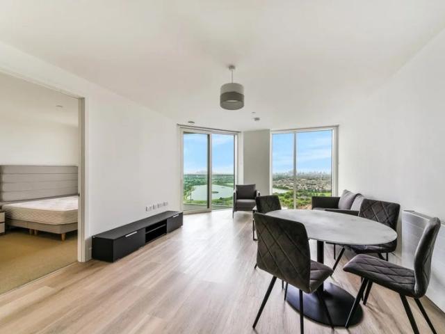 Modern 1 bed Flat with Balcony & Concierge