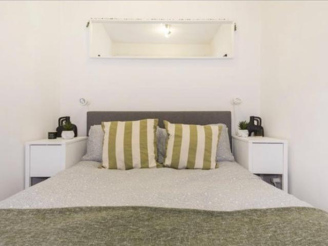 Modern 1 Bed Flat in Canary Wharf Open Now