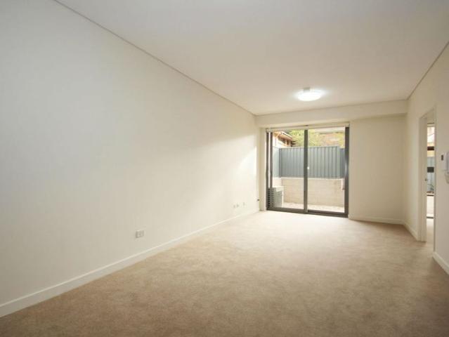 FRESHLY PAINTED* Modern 1 Bed plus Study Apartment