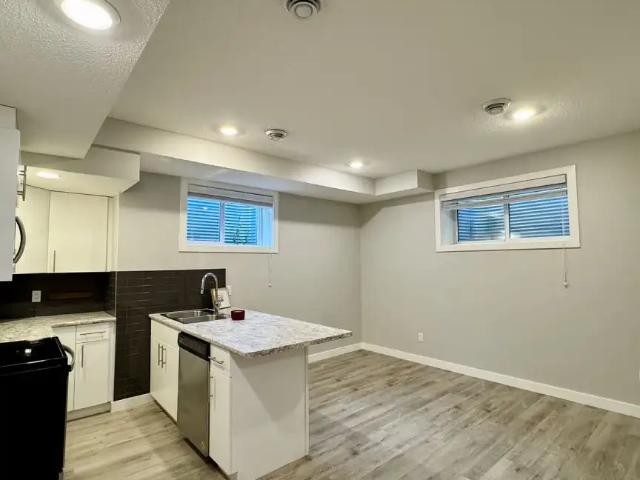 Modern 1 Bedroom Near U of A | Private Laundry & Parking