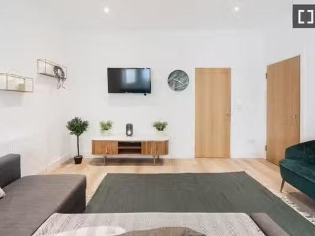Modern 1 bedroom apartment to rent in Kensington, London
