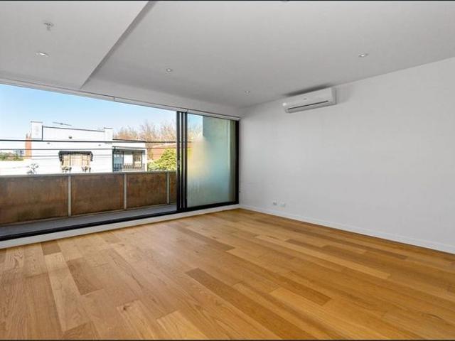 Modern 1 Bedroom Apartment with Oversized Living & Balcony in Prime Location