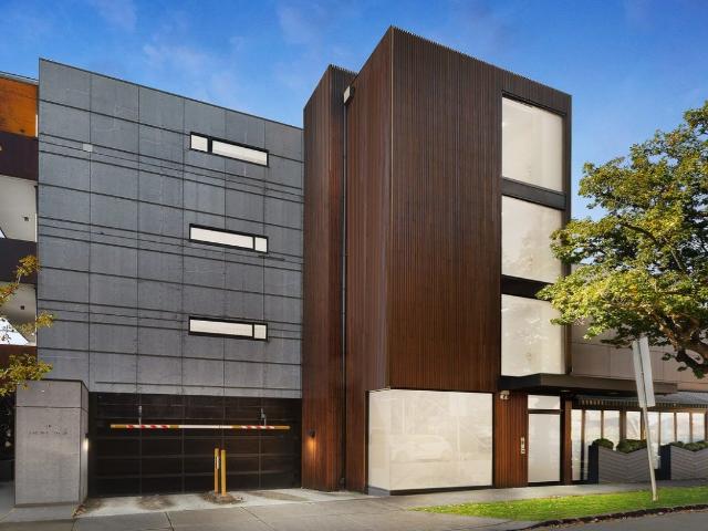 Modern 1 Bedroom Apartment with Oversized Living & Balcony in Prime Location