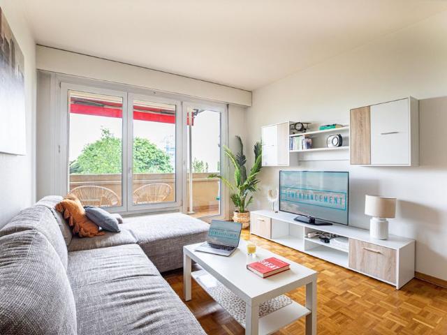 Modern 1 Bedroom Apartment with Balcony & Parking in Thônex, Geneva