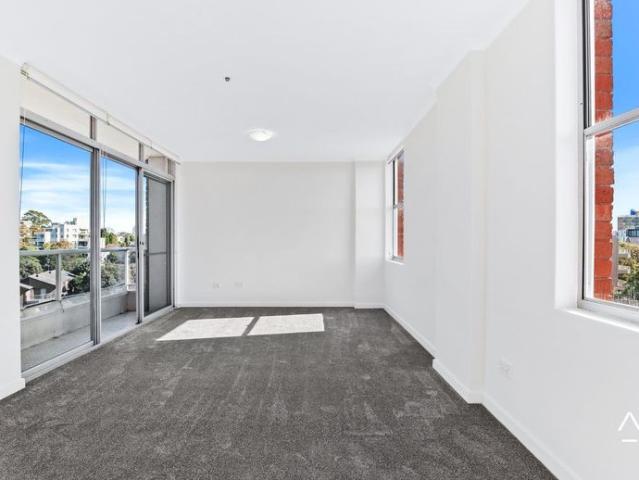 Modern 1 Bedroom Apartment with City Views