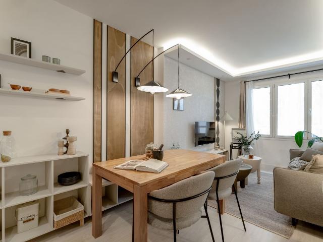 Modern 1 Bedroom Apartment with Ducted AC and Designer Furnishings in Santísima Trinidad, Madrid Amsterdam Apartments for Rent