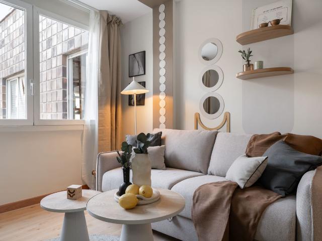 Modern 1 Bedroom Apartment with Designer Furniture and Air Conditioning in Farmacia Street, Madrid Amsterdam Apartments for Rent