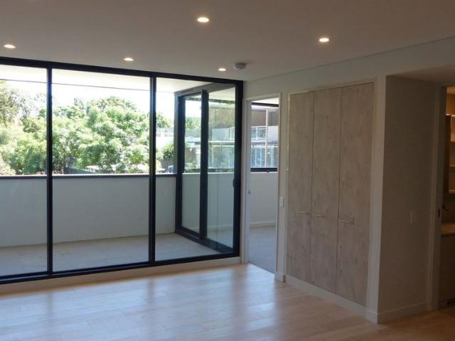 Modern 1 Bedroom Apartment with Leafy Outlook