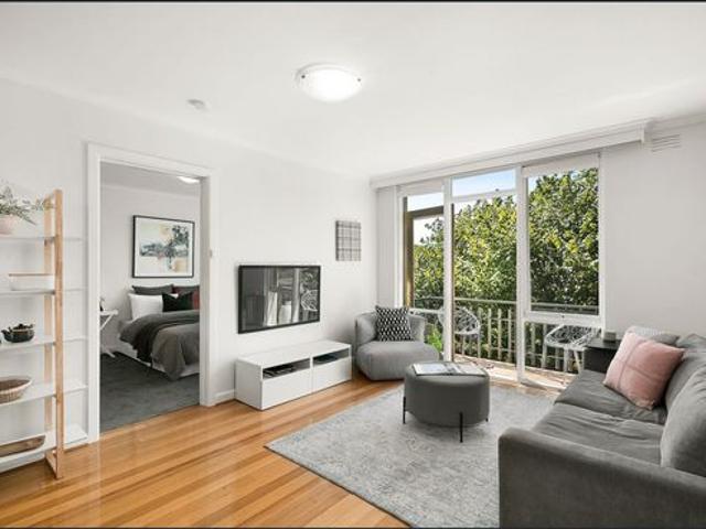 Modern 1 Bedroom Apartment with Parking