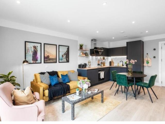 Modern 1 Bedroom Apartment with Private Balcony –