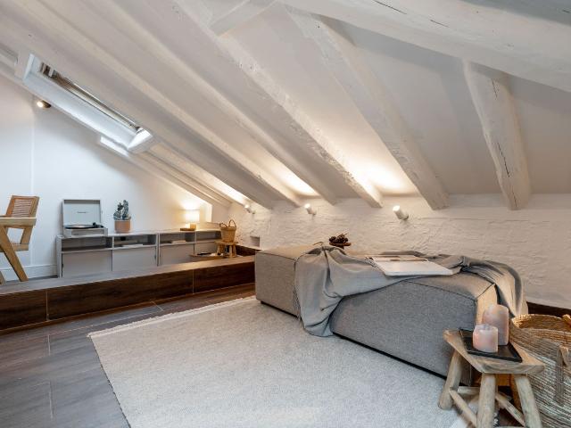 Modern 1 Bedroom Apartment with Private Office and Sleek Design in Artistas Street, Madrid Amsterdam Apartments for Rent