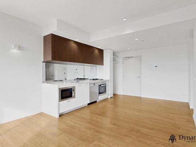 Modern 1 Bedroom Apartment with Secure Car Space in Blue Chip Doncaster