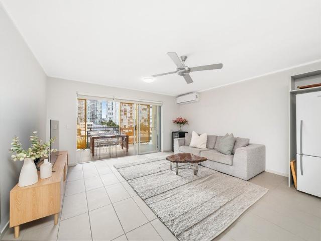Modern 1 Bedroom Apartment with Spacious Balcony in the Heart of Newstead