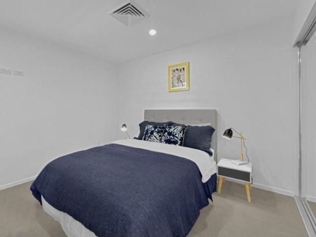 Modern 1 Bedroom Apartment in the Heart of Milton Pool, Gym & Superb Location!