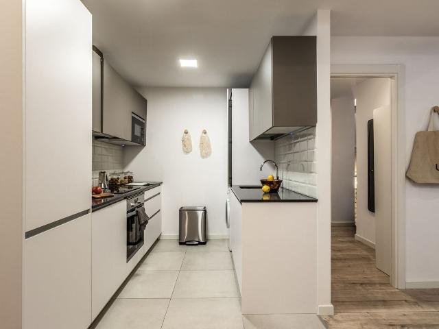 Modern 1 Bedroom Apartment in Trafalgar with Dedicated Workspace, Madrid Amsterdam Apartments for Rent