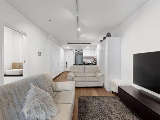 Modern 1 Bedroom Apartment in Convenient Essendon Location