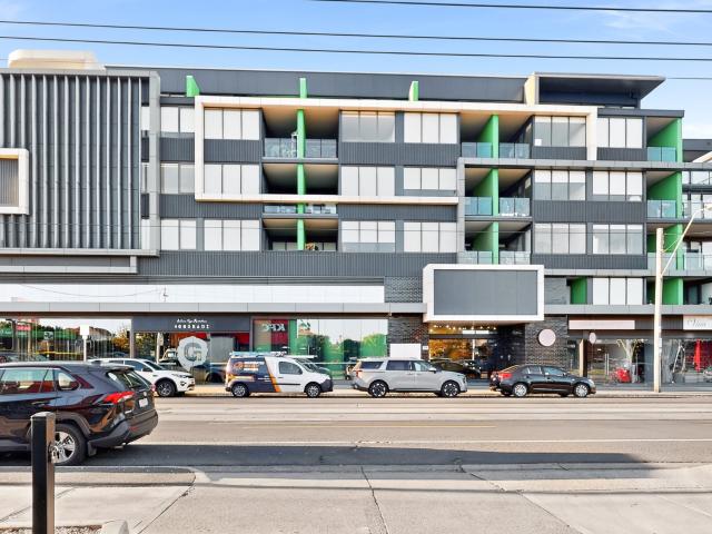 Modern 1 Bedroom Apartment in Convenient Essendon Location