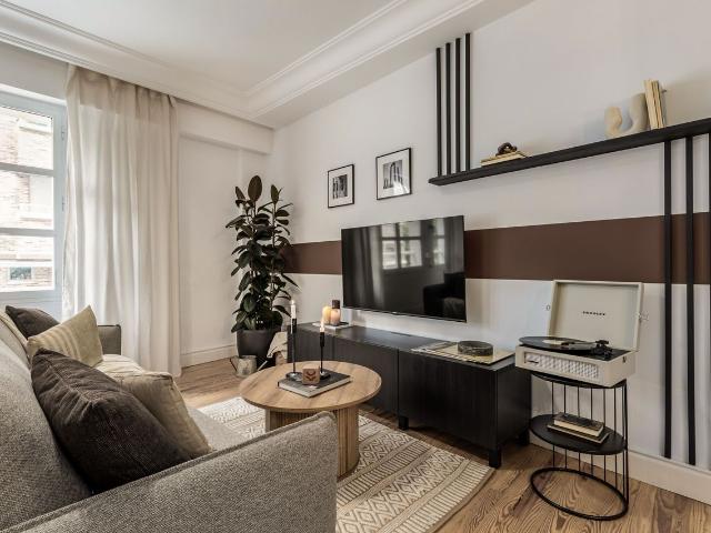 Modern 1 Bedroom Apartment in Duque de Sevilla with Air Conditioning and Sofa Bed, Madrid Amsterdam Apartments for Rent