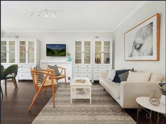 Modern 1 Bedroom Apartment in Prime Killara Location