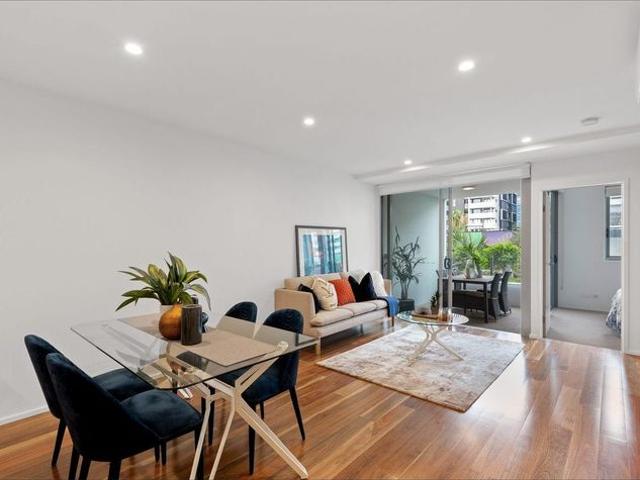 Modern 1 Bedroom Apartment in South Brisbane Your Ideal Urban Retreat!