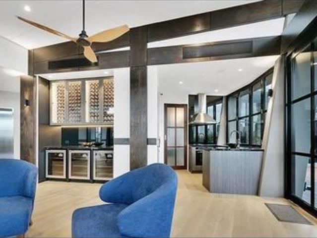 Modern 1 Bedroom Apartment in South Brisbane Stylish Living in a Prime Location!