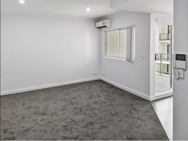 Modern 1 bedroom Apartment opposite Stockland's Baulkham Hills!