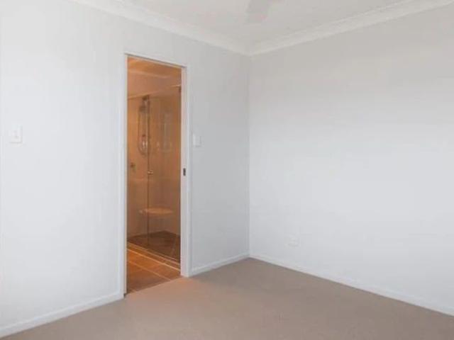 Modern 1 Bedroom Duplex in Quiet Morayfield Location