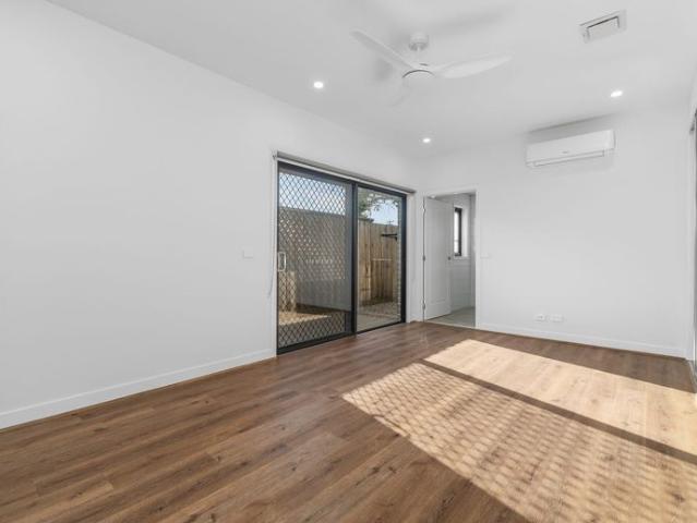 Modern 1 Bedroom ground floor Room with ensuite and own backyard for Rent