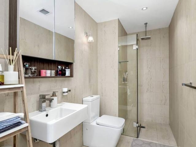 Modern 1 bedroom + Huge study room 2nd bedroom next to waterside !