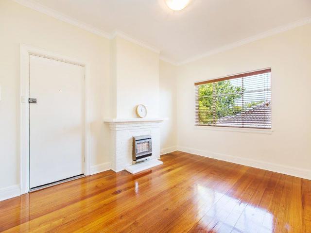 Modern 1 bedroom plus study!