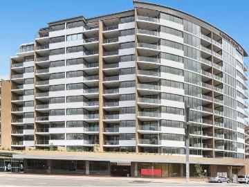 MODERN 1 BEDROOM PLUS STUDY – WALK TO TRAINS AND SHOPS