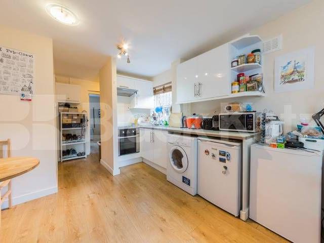 modern 1 bedroom property with access to communal gardens