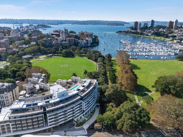 Modern 1 Bedroom Residence in a Prime Harbourside Location