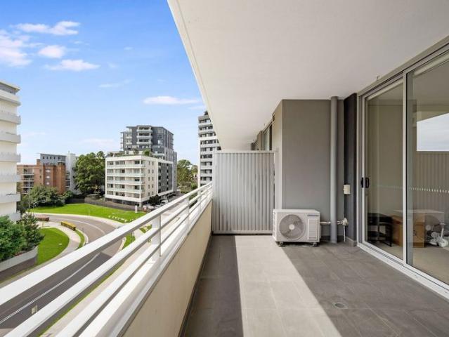 Modern 1 bedroom + study apartment close to amenities for lease!