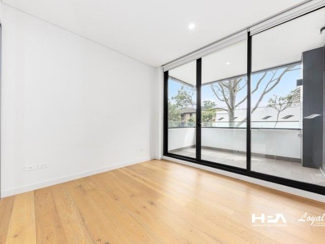 Modern 1 Bedroom + Study Apartment in Prime Chatswood Location