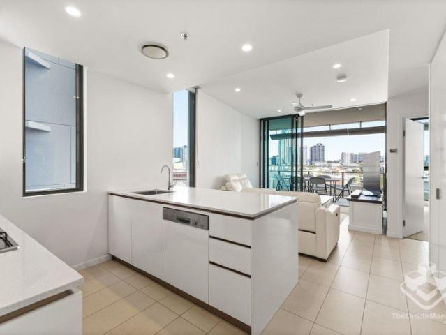 Modern 1 Bedroom Unit Large Balcony with Scenic Views